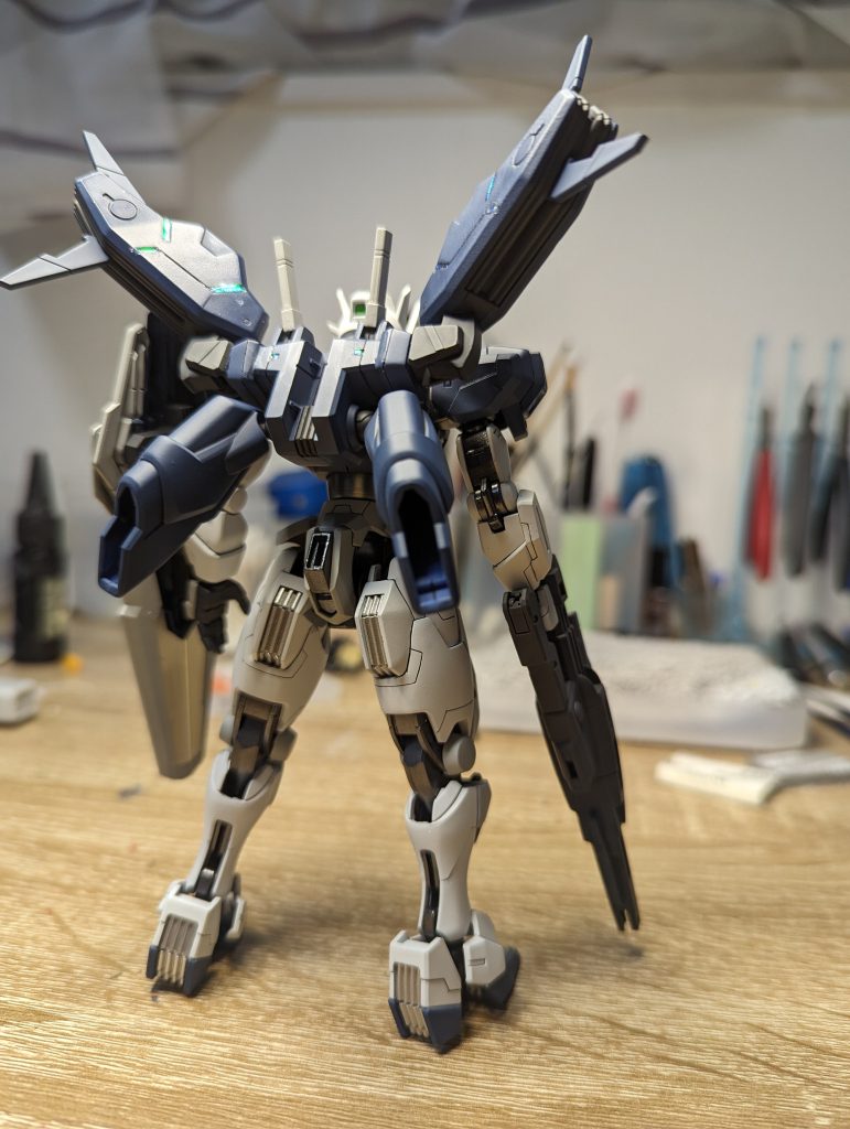 脚の合わせ目消しが大変でした。後ハメするために内部フレームはズバっと切断。勇気が要りました。