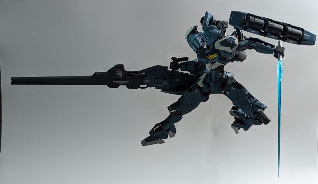 ランチャーのセンサー、頭部、ビームサーベルを光らせたかったのですが、UVライト1本の限界がwスタンドは消しゴムツールで可能な限り消しています。