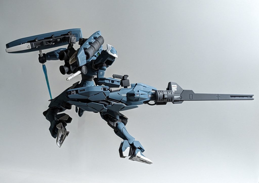 フォックステイルの中央ぐらいのパーツが横に伸びて、最大出力モードになるようなギミックをつけてみました。