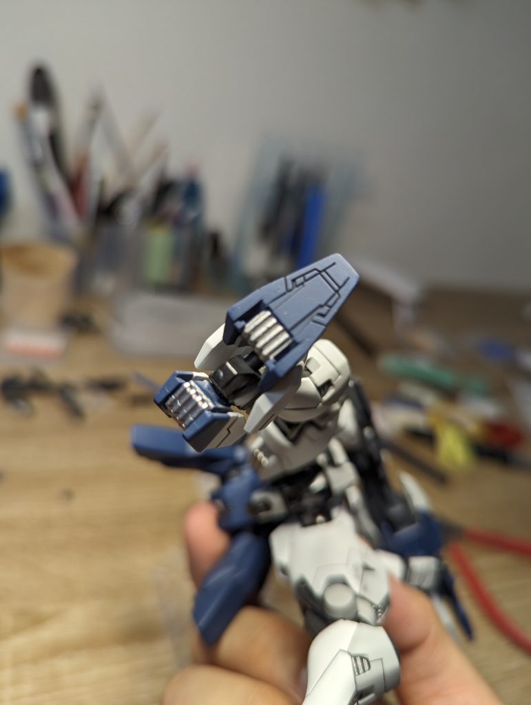 肉抜き穴埋め適当に切ったプラ板を差し込んで接着、そこにUVレジンを流し込んで硬めました。 