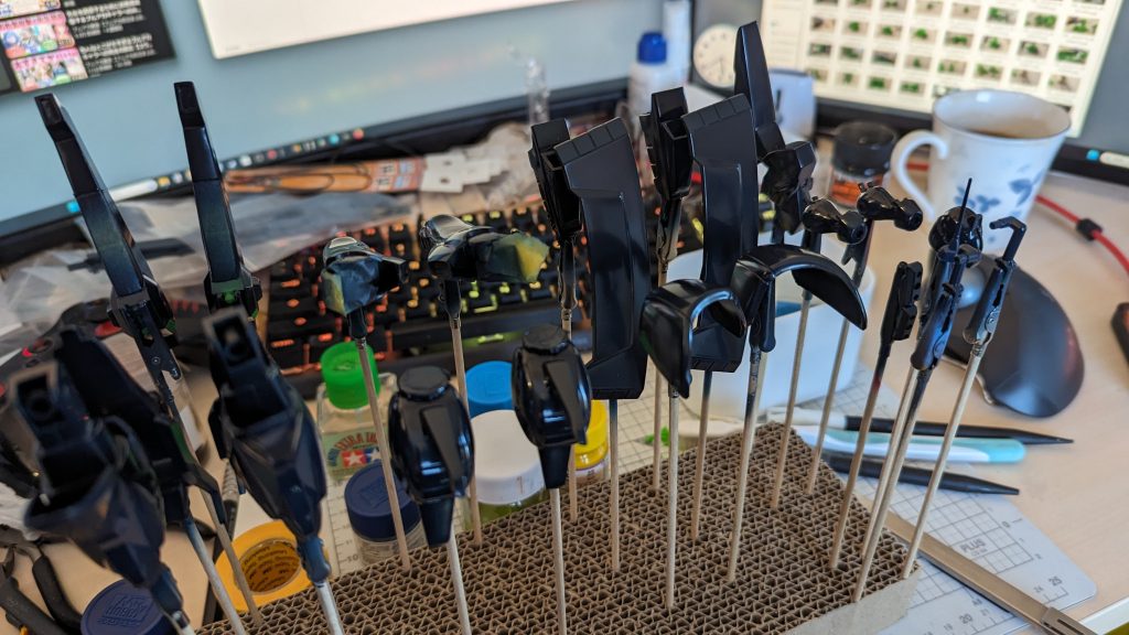 塗装は下地に青系の色を持ってきた後、適当に調色した緑色でグラデ掛けてオシマイ。