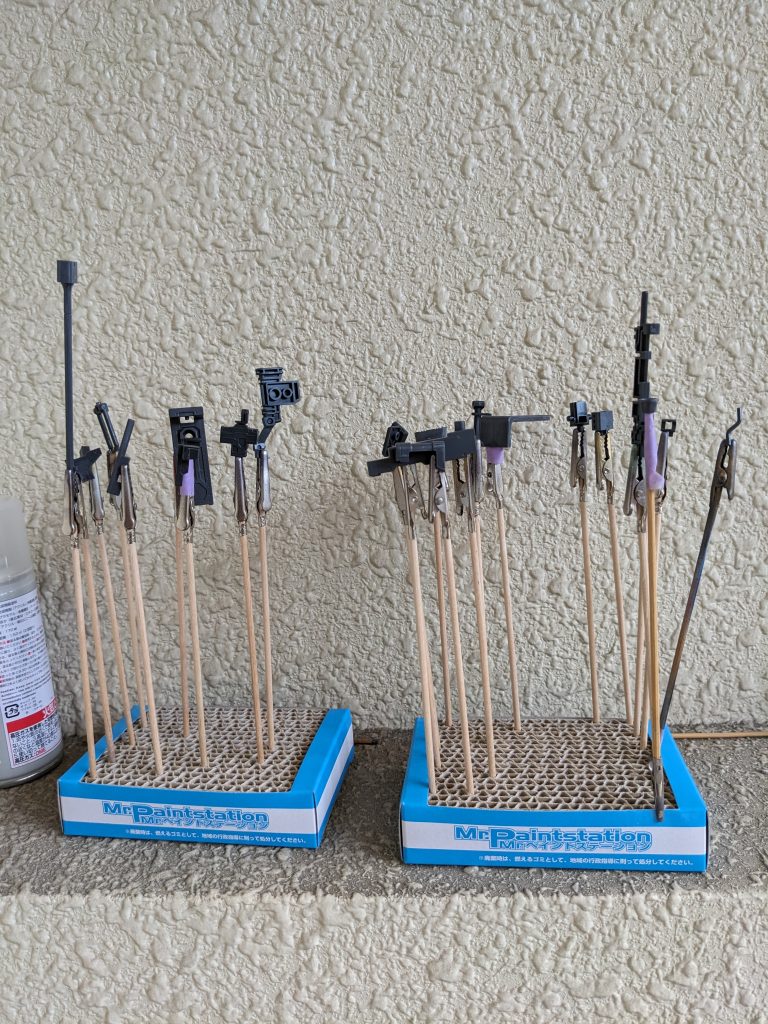 パーツの切り出し。ヤスリ掛け後洗浄し乾燥待ち。日陰干しです。