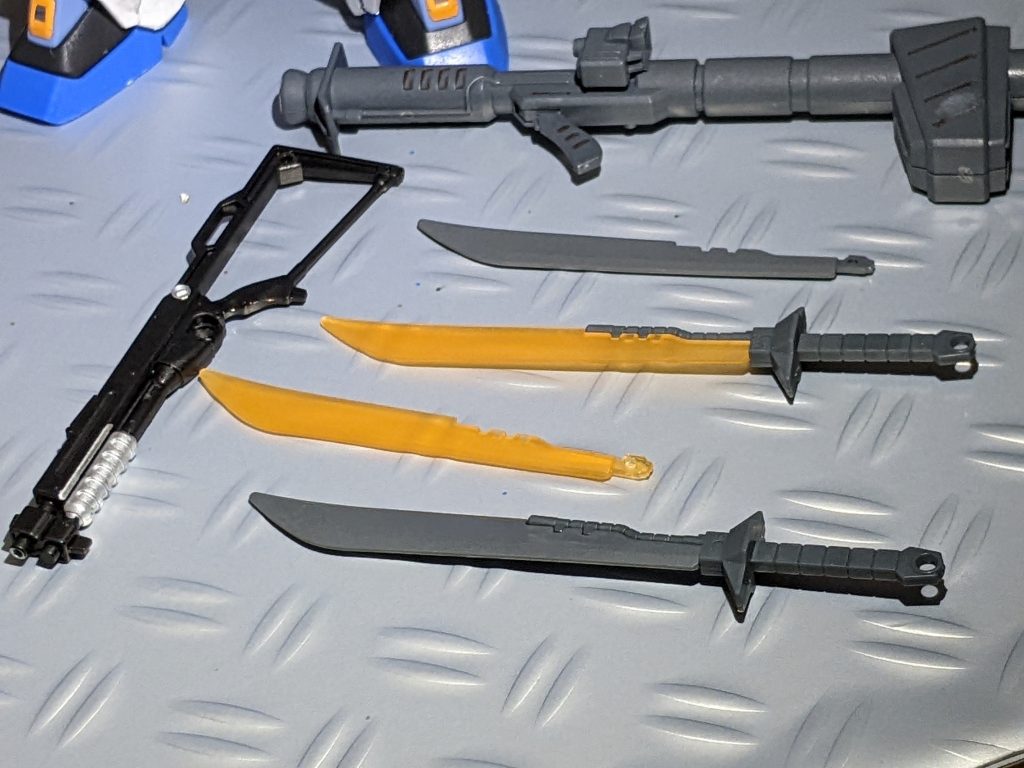 武装・ショットガンorソードオフショットガン・ヒートソード×2・バズーカ