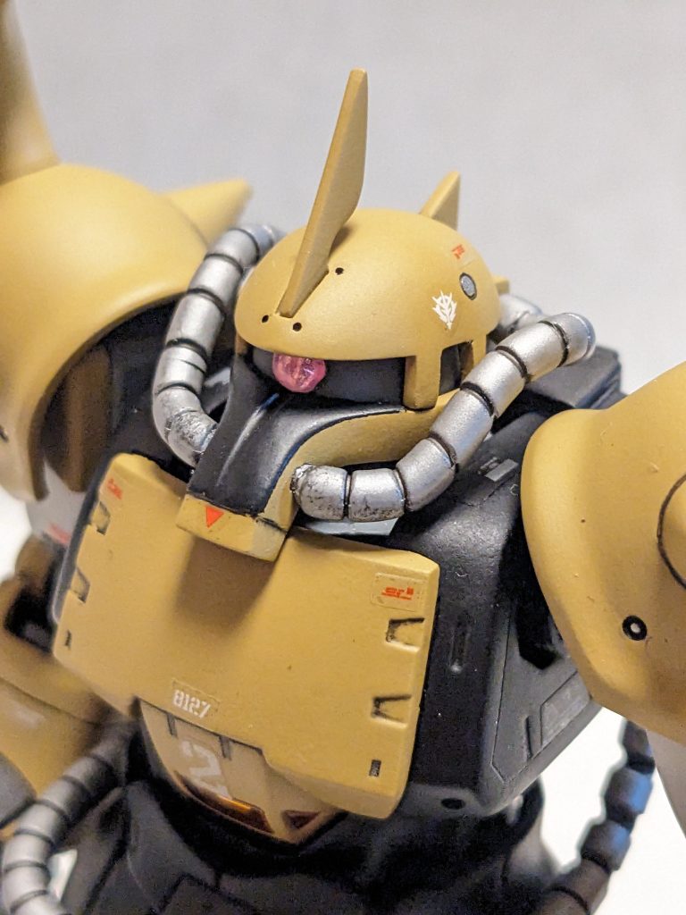 頭部はリヴァイブザクと、鼻先はオリジン版プロトタイプグフをくっつけました。モノアイスリットが後頭部にもあったので、キットを削って作成しましたが、動力パイプで分かりづらいですね。ちなみに動力パイプは後ろの方で一筋分足しています。