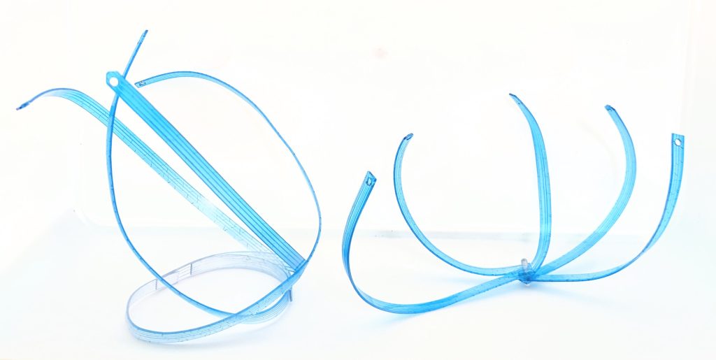 左は自立するようにして、右のはバックパックに差してます。