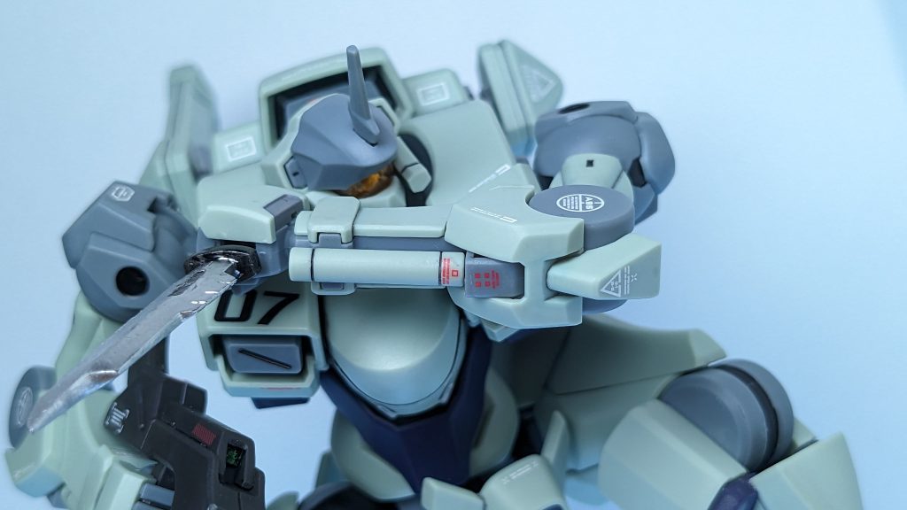 コトブキヤのMSGシリーズのナイフを装備させてみました。細身で高機動が売りのモビルスーツは、やはりナイフが似合いますね。