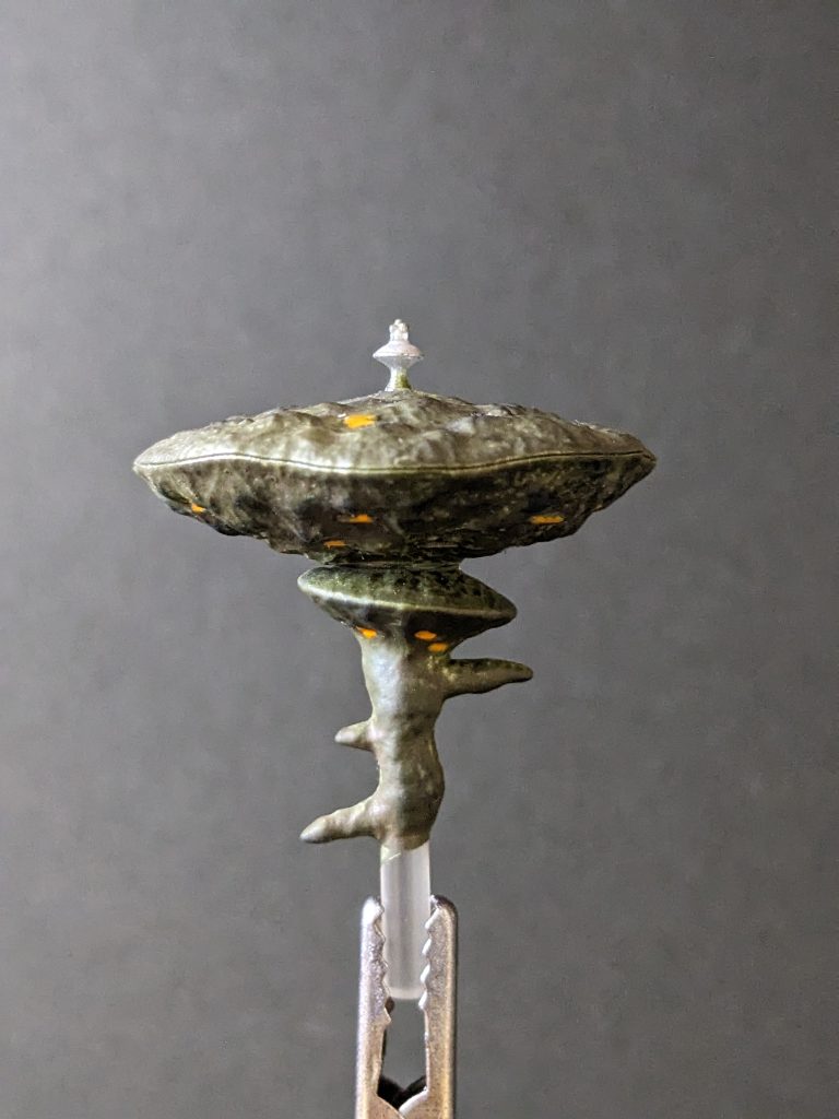 成型色が味気なかったのでグレーのサフ吹き後にオリーブのスプレーを適当に吹き付け、アンテナ?はガンダムマーカーのシルバー、アクセントにエナメルのオレンジを爪楊枝でちょんちょんと。