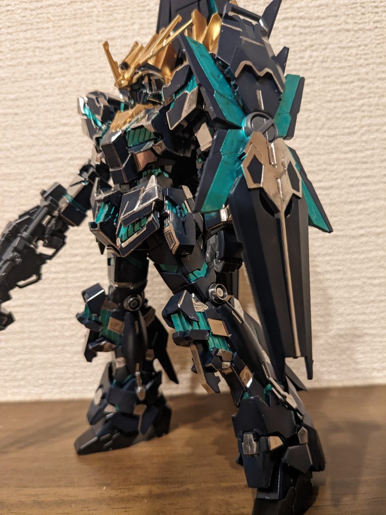 サイドショット。縁取り、墨入れに加え、場所によってパネル面まるごとシルバー塗ったせいでパーメットっぽくなってしまった感じでしたね…余剰パーツでユニコーンのシールドひとつ普通に作成できたので、左腕に装着し、アームドアーマーは背中にセットしました。