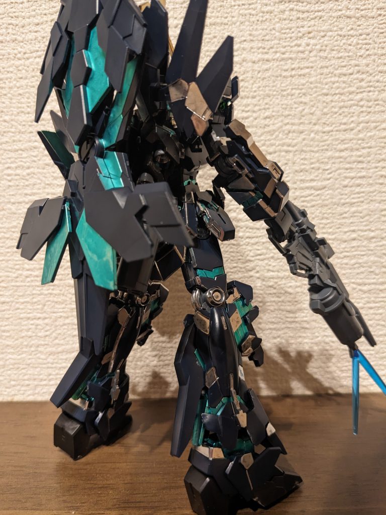 バックショットアームドアーマーはあえてサイコフレームのみの塗装です。やっぱりここにはサイコフレームのみにしたいという思いが働いてしまった結果です