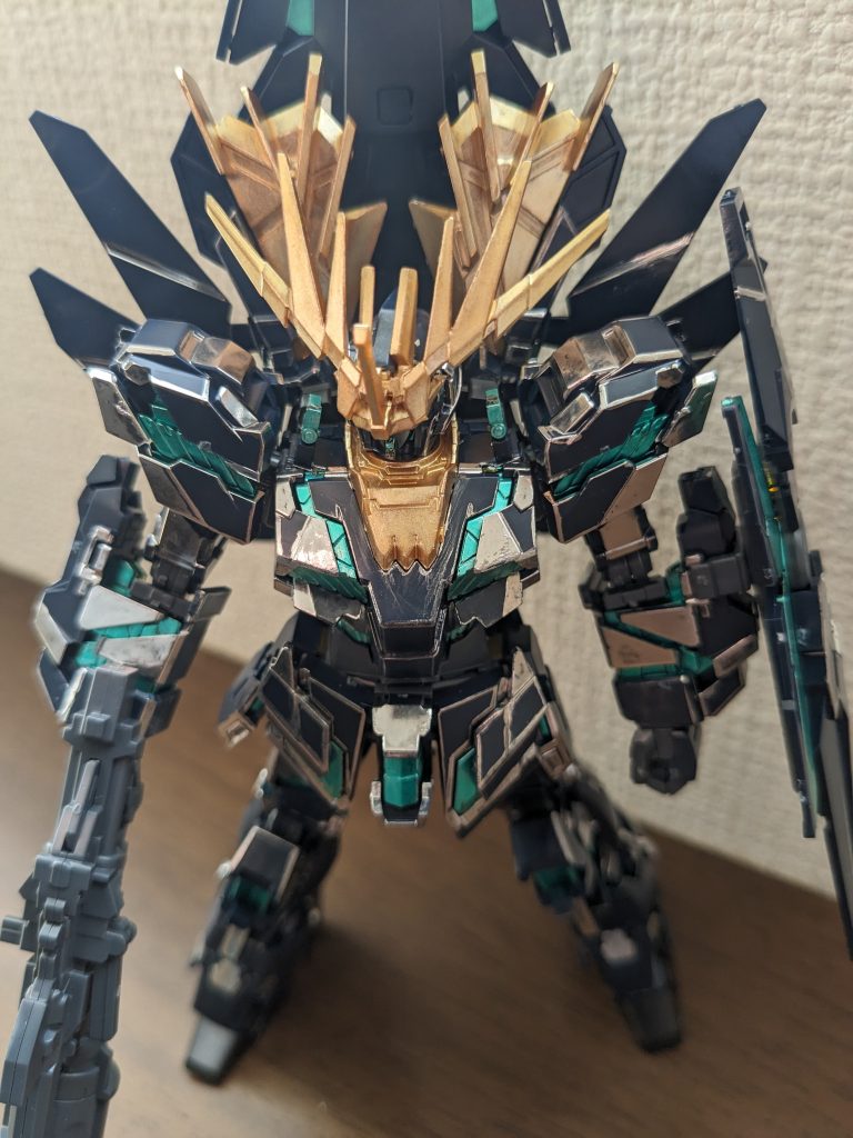 斜め上から。胸とか肩あたりのシルバー部分が水星のMSのパーメットラインの部分に被ってしまったのも一因ですね