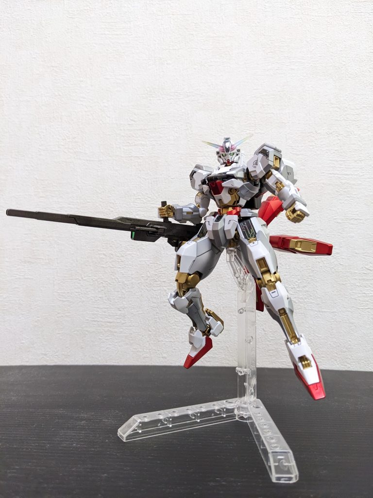 正面(ガンビット無し状態)制作前は「黒と赤バンバンに使って魔女感全開に!」と思ってましたが、あまりハッキリした色入れこむとエアリアルと印象が被ると気づき、「RGのように同系統の色でパーツごとに色違い」で、グレーを散りばめることにしてみました・・・が、ガンダムマーカーには今回使えそうな「薄いグレー」が無い😳💦