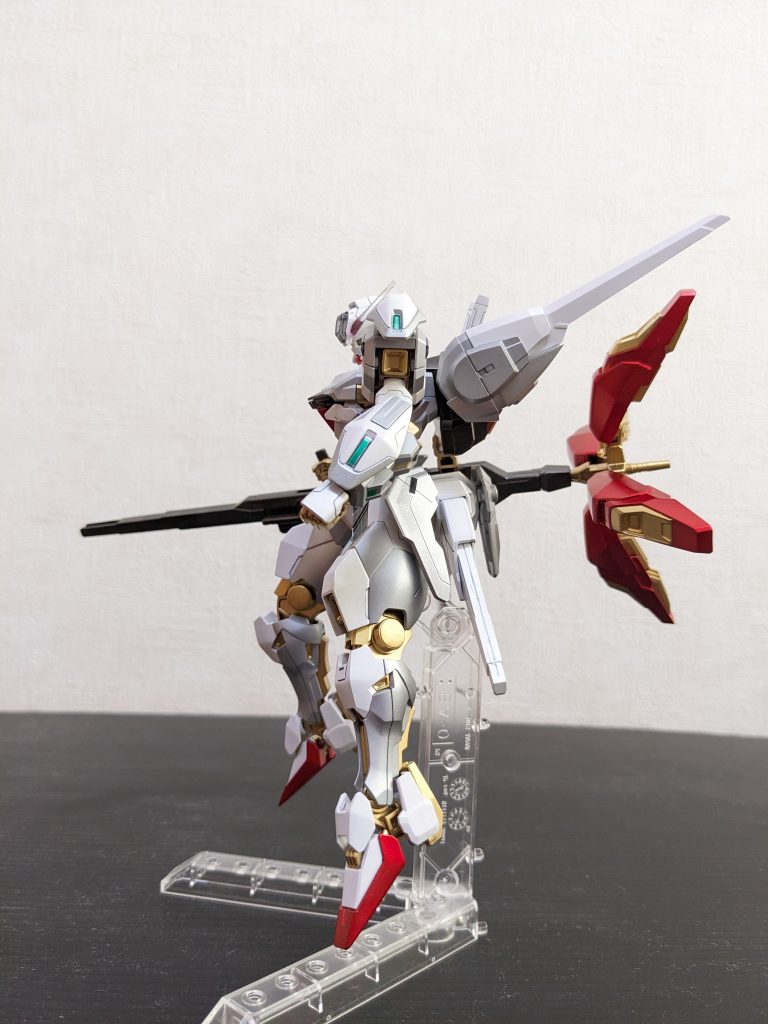 左側面じゃあシルバー❓ってトコですが、自分が気に入って常に最低3本はストックしてるシャインシルバーだと、ほぼ「白」になっちゃう😅。ど〜しよ〜かなぁ❓と考えた結果、「ガンダムシルバー」がキラキラ感ほとんど無く、かつ見ようによっては薄いグレーっぽいので、これを使ってみることにしました😉なかなか狙い通りの効果が得られたのでは😄と思いますが、いかがでしょうか❓なお、腰の後に着くウイング状のガンビットは、シールドにするためのダボが気になったのでカットしました。後処理が甘いので、あまりジッと見ないでください😅