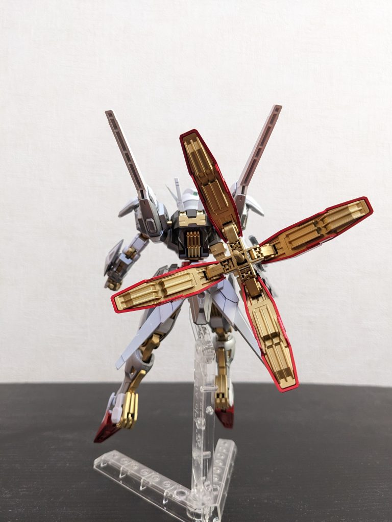 後クアドラ・スラスターは本体を抑制した分、思いきり派手に「赤い花」にしてみました。「茎(砲身)」も緑にすることも頭よぎりましたが、そこまですると単なるギャグになっちまうのでやめときました💦