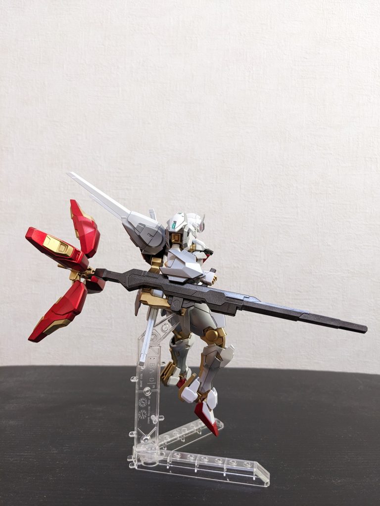 右側面この機体最大の特徴と言えるバリアブルロッドライフルは、80年代サンライズロボアニメリアタイ世代としては「これ、バスターランチャーだよね❓」ってことで、メタブラックにしてしまいました😆