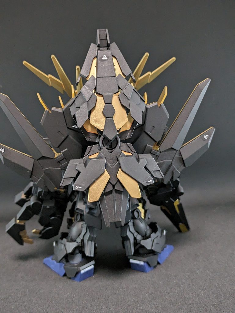 塗装を終えて組む所までいったのものの、さすがになんか他の色ほしいな・・・と思い立って、水転写デカールを使いました。RGバンシィのデカールでも手に入ればよかったんですが手持ちにはなかったので適当です。唯一靴の青はそのままですね。SDガンダムはパーツが大きめなのでスプレー塗装が楽でした。