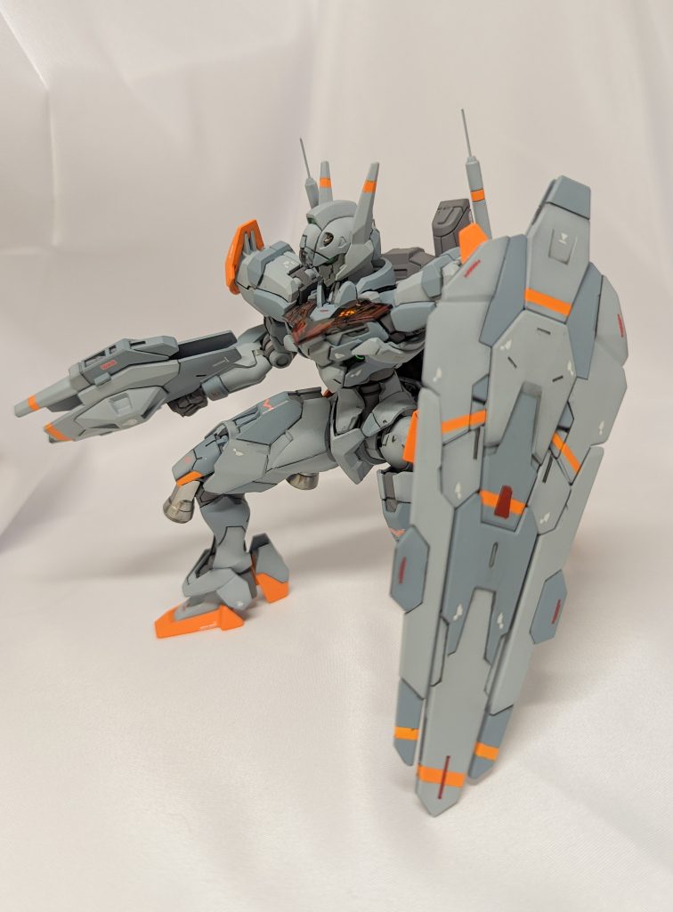 使用塗料・グレー①……クレオス308・グレー②……クレオス307+ブルーグレー(G)・オレンジ……マンダリンオレンジ(G)・関節等……メカサフヘヴィ・シルバー……ウィノーブラック(下地)→スーパークロームシルバー2(C)・グリーン……ガンダムアイグリーン(一部キット付属シールを透明パテで盛っています)
