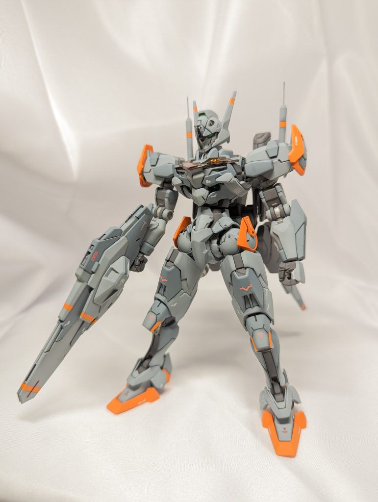 ビットオンフォーム。ガンプラ詳しくないんですけどな、なんかプラスチックが柔らかくて面白かったです。背面下に付けるビットの先端ダボ?は切り落としちゃったのですが、設定画では普通に描かれてました。