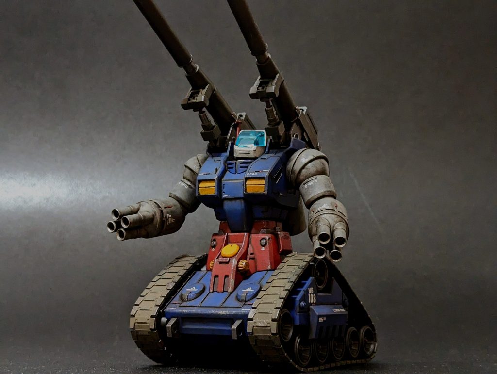 まずはガンタンク。ドッシリ体型にするため、脚部？ボディを幅増ししてキャタピラを外側に、頭部付け根を結構下げました。主砲も他2機とのバランスを取るため、ジャンクを使ってディテールアップしています。