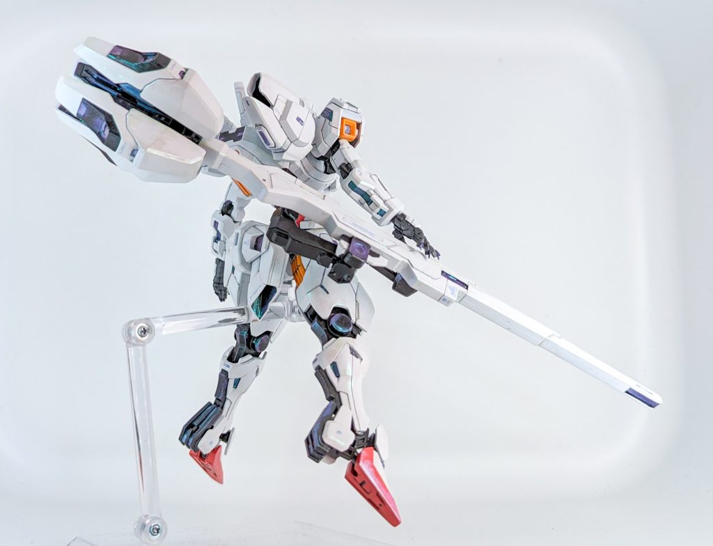 ライフルはランナータグで20mm程砲身延長支持アームや足裏の肉抜きはプラ板とUVレジンで穴埋め