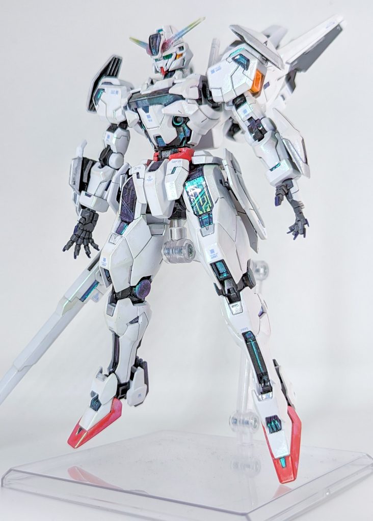 フレームのグリーンはノンワイプトップコートを筆塗り、LEDライトで硬化後オーロラパウダーを塗布。フレーム以外はスミ入れ、デカール貼りフラットトップコート後、細い筆でノンワイプトップコートをモールドなぞって硬化後にオーロラパウダー塗布、エッジやクリア部分はチッピングの要領でノンワイプトップコートを乗せ硬化後オーロラパウダーしましたシルバー部分はホログラムパウダーで結構派手なのですが写真だと写らないですね…