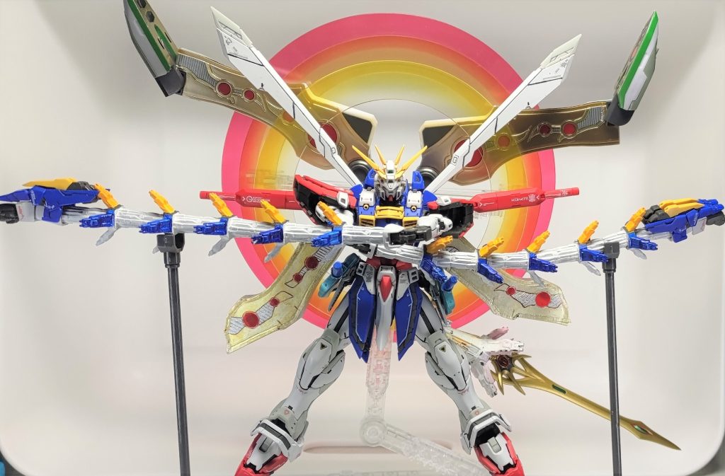 では、アクエリオンの武装や必殺技を紹介していきます。まずは前回の無限フィンガーを両手に拡張して、アポロとシリウスの無限交差拳<むげんクロス>！　予想はしてたけど撮影ブースに収まらない・・・制作ストーリーでも触れましたが、前回は肩と二の腕の間から生やした無限拳を、肘と前腕部の間から生やすように加工しております。RGゴッドの肩・腕パーツがもつ大きな前方可動範囲を活かした必殺技再現です。・・・パイロットはドモン1人のはずなのに、誰とクロスカウンターしてるんでしょうね。AIでも積んでるんでしょうか。