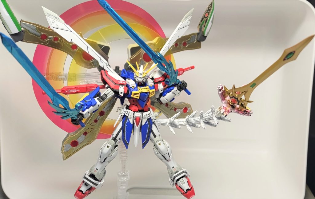 続いて、星空剣を抜刀して二刀流！！　尻尾の太陽剣と合わせて三刀流！！！　この状態では星空剣に刃を接続して本来の長さにします。ゴッドの手で持てるように柄をナイフとヤスリで削って、ガンダムマーカーのブルーで塗りなおしました。ここからゴッドスラッシュタイフーンを使ったらシリウスの必殺技・嫉妬変性剣<ゼーロテュピアーグラディウス>になりそうですが、さすがに自分で再現できる技術力はありません。