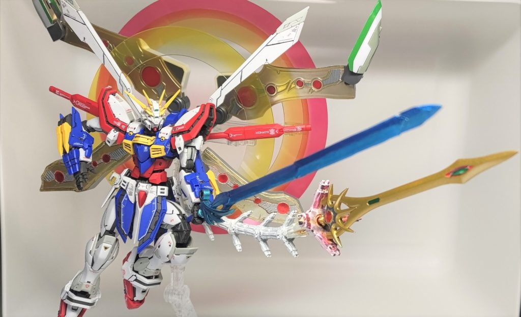 さて、星空剣を切り分けた目的のもうひとつがこちらです。1本の剣に2本分の刃を接続して、シリウスの技・ロングレンジセイバーを再現・・・したかったんですが、まだ短い！　しかしすでに腕の関節が重さに負けているので、伸び始めということで。せっかくなので太陽剣と並べてみました。太陽剣の根元の無限拳パーツですが、赤熱化したようにリアルタッチマーカーのレッドをぼかしたりオレンジをスジに入れたりしてます。また塗装剥げに見えるようグレーでチッピングしたんですが、普通にアクリルガッシュが剝がれてるように見えますね・・・白地の塗装の上からやることではなかったと反省。