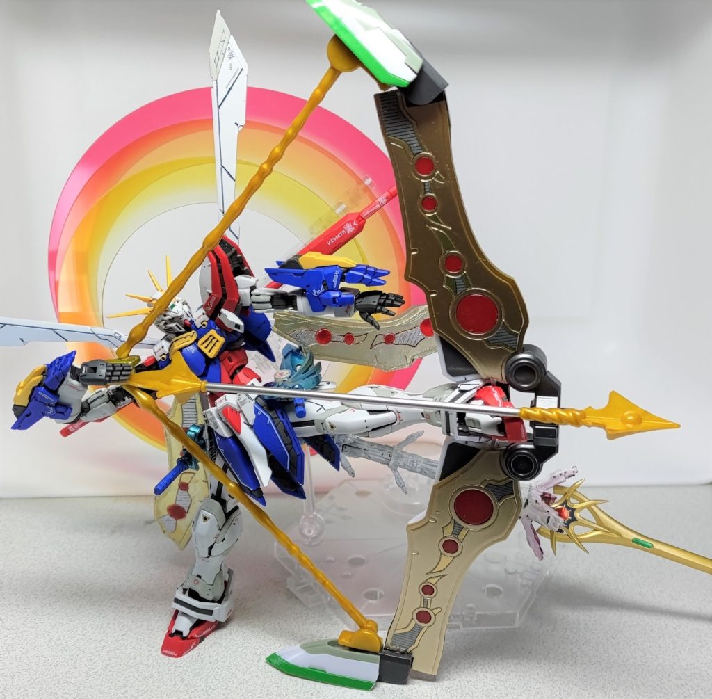 残る装備はルナティックアーチェリー！　「両手で構えるには矢がデカすぎる」「そもそも弓が付属していない」という問題を、ソーラーウイングを足先に構えて弓に見立てることで　解　決　しました(言い張っていく)。このちょっと変わった弓の構え方は、ユーチューバーNone氏の記事「足で弓を構えるガンダムバルバトス」から天啓をいただきました。ここで特筆すべき活躍を見せてくれたのが、RGゴッドの手刀の手首パーツ。弦に矢をつがえるポーズに絶妙な表情をつけてくれました。