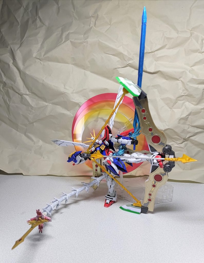 そして！　右手と左足でルナティックアーチェリー、左手でロングレンジセイバー、尻尾から太陽剣で、アクエリオンの必殺技・超3D無限拳<コウジゲンむげんアタック>！！・・・撮影ブースに入るわけもなく、包装紙を広げて代用しました。元ネタでは背中からアーチェリー、左足からセイバー、右手から無限拳だったので再現とは言えませんが、ここに至っては些細な問題です。