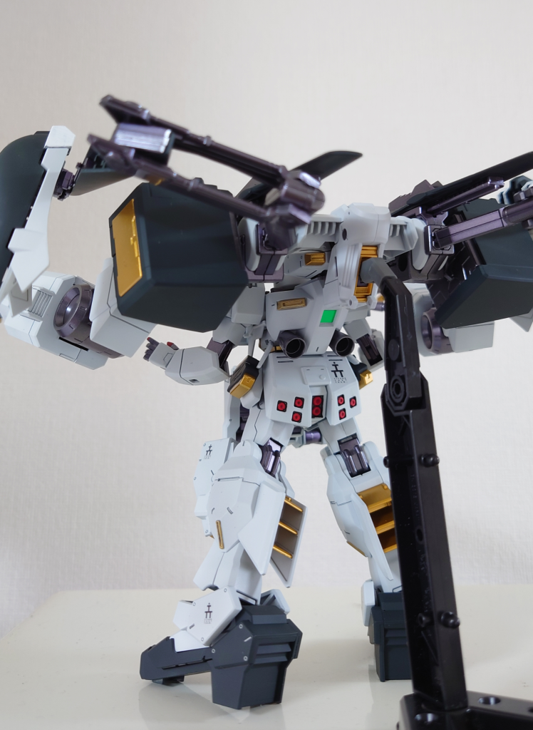 さて、飾るとき後ろがつっかえて大変そう。