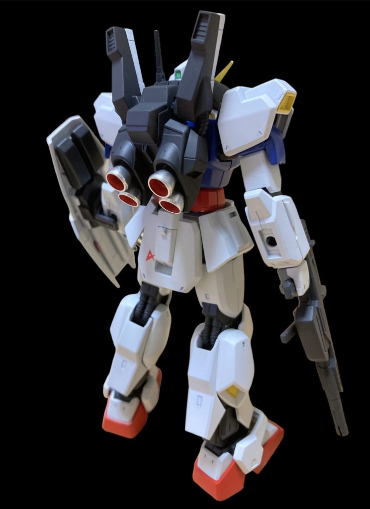 後ろ姿塗装は、青い部分は先日、制作したザクⅡの残りを使用。赤、黄は調色なし、白はMSホワイト。バックパックと武器はジャーマングレーです。写真では、かなり白く見えますが実際は、MSホワイトなので少しグレーかかっています全体的にノーマルなカラーリングですね