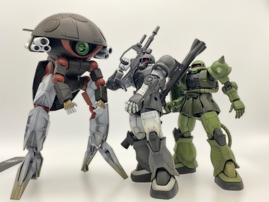 脇役はアッサリ作成ですが、しっかり全塗装で。05はオリジン版ベース。モノアイスリットを若干広げて大きめのHアイズを嵌めました。顔の下に動力パイプがあるのが特徴的なので、2mmプラ棒に1mm穴を開けてスプリングで連結したパーツを追加しています。06はハーフキャノンベースで、バックパックと胴体の動力パイプのみリバイブ版です。こだわりではなく、単に手元にあったので😃モノアイ周りは05と同様です。ウォドムは、顔?脇のミサイル発射管のみ自作し、他はウォドムポッドを塗装しただけです。HGとしては大きいですが、本来は40mあるのでもっと大きな機体になります。手のアップはコレンカプル用に作成したものを流用しました。