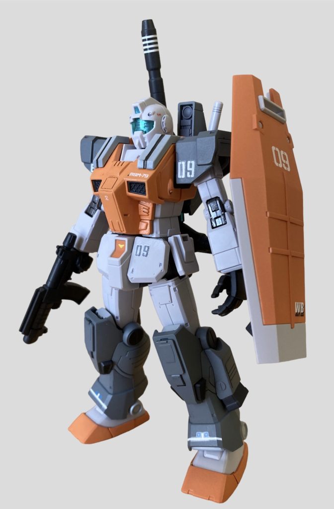 オレンジ部分は一応塗装しています(ほぼ成形色と同じ)がホワイトの部分は成形色のままです肩と脚のアーマーはオーシャングレーです