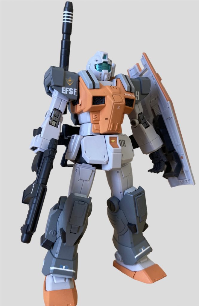 緊張した感じのポーズ…なんとなく気に入っていなかった最初に作成したフルアーマーガンダムをバラした時に「ジムに付けてみよう!」と思い立ちました