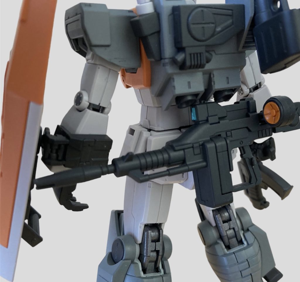 背面アーマーの左にビームサーベルを取り付けられるようにラックを移植