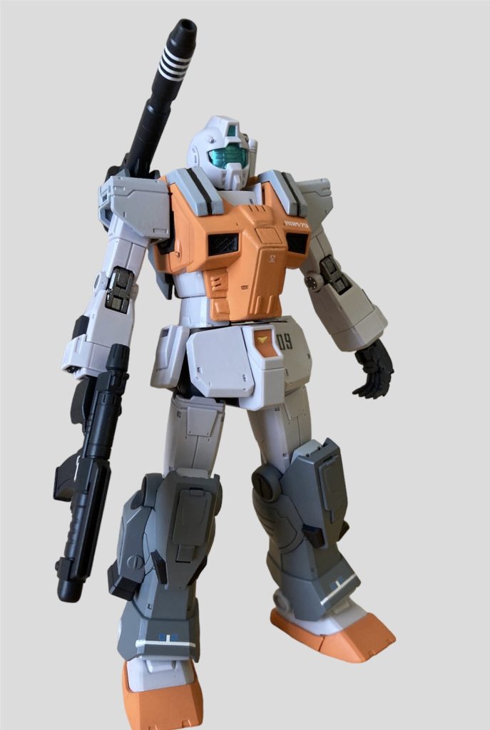 肩アーマー無しも良いのですが、本体の白い部分の成形色と同じ色に調色出来なかったのと、より強そうなジムにしたかったので肩アーマーは付けています