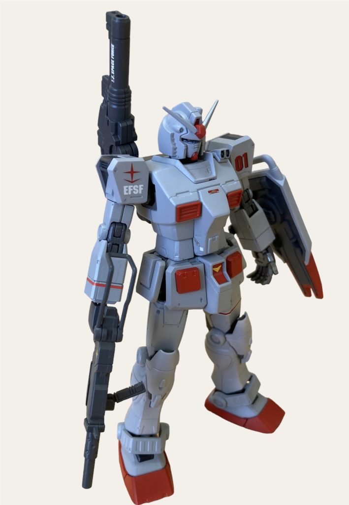 パーツ構成肩と膝から下はモロッコジム（膝に特徴がありますね）。肩はノーマルと違う事で改修機っぽくなりました。アンクルガードはフルアーマーの余剰。プロトタイプガンダム風なのでこの形状は好きです武器、シールドはEz-8ショルダーキャノンと左肩のショルダーマグナム？はオリジンガンダム（このショルダーマグナムはボディに合うように裏を削って取付け）他の改造としてはコクピットをプラ板で閉口してコトブキヤのハッチを取付け