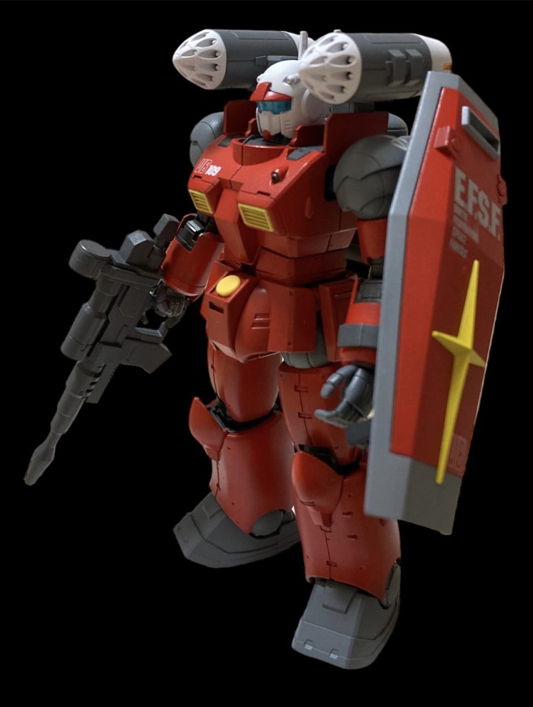 全身写真お腹の部分が詰まっている感じがイマイチでしたので1mmほど延長。フロントアーマーと足の間も少し空いていて“ズボンを持ち上げたみたい”になっていたので、股関節のパーツの位置を1mmだけ上に上げています。足は短くなりますが、腰部の延長との相殺で身長は同じままです。