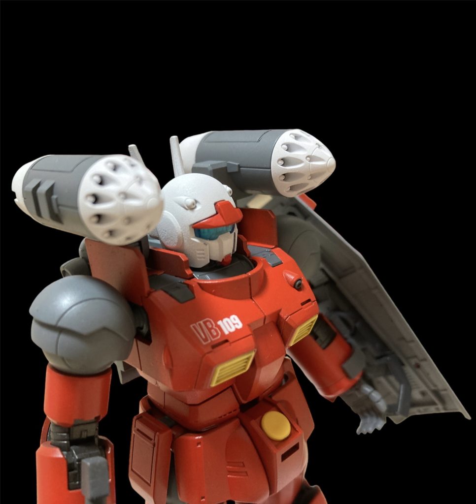 ハヤト機(WB109)のスプレーミサイルランチャーを選択しました。キットに付属のシールド固定パーツがあったので余っていたガンダムシールドを持たせてみました。ガンキャノンにシールドもなかなか良いですね