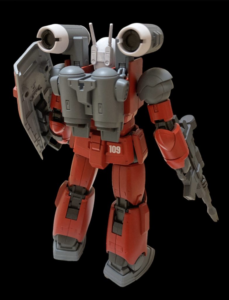 後ろ姿一応、全塗装してますが基本的に成形色に近い色にしているので少しわかりにくいですね。サフをメカサフで塗っているので赤色のみやや暗くなっており少し落ち着いた色合いになりました。デカールはオリジンの水転写を使用しました。脚部などにラインデカールを貼ろうと思いましたが結局貼っていません