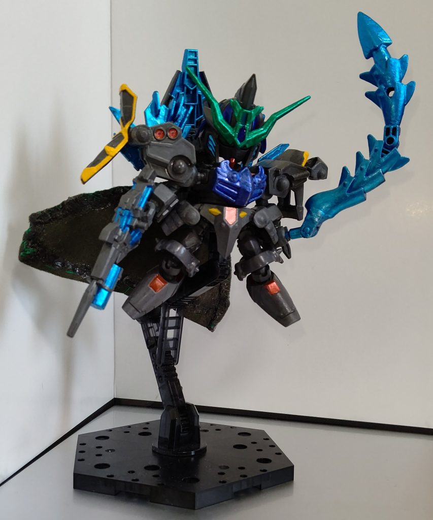 月竜騎士G-クルナス通称【月竜形態(ザッハークモード)】月竜ザッハークを取り込んだ姿。左肩から生えている【月竜の尾(ザッハークテール)】は伸縮自在でムチのように使用する取り外し手で持つことも可能。