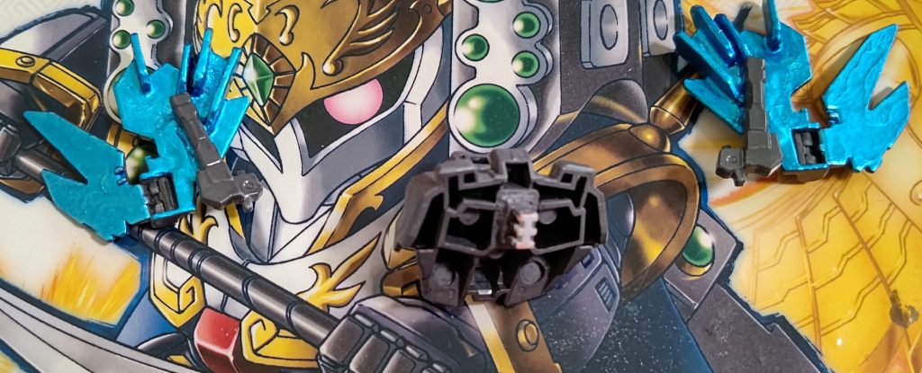 BB戦士バンシィ・ノルンの背中はレジェンドBB魔竜剣士ゼロのマントの基部のジョイントを使い取り付けられるように