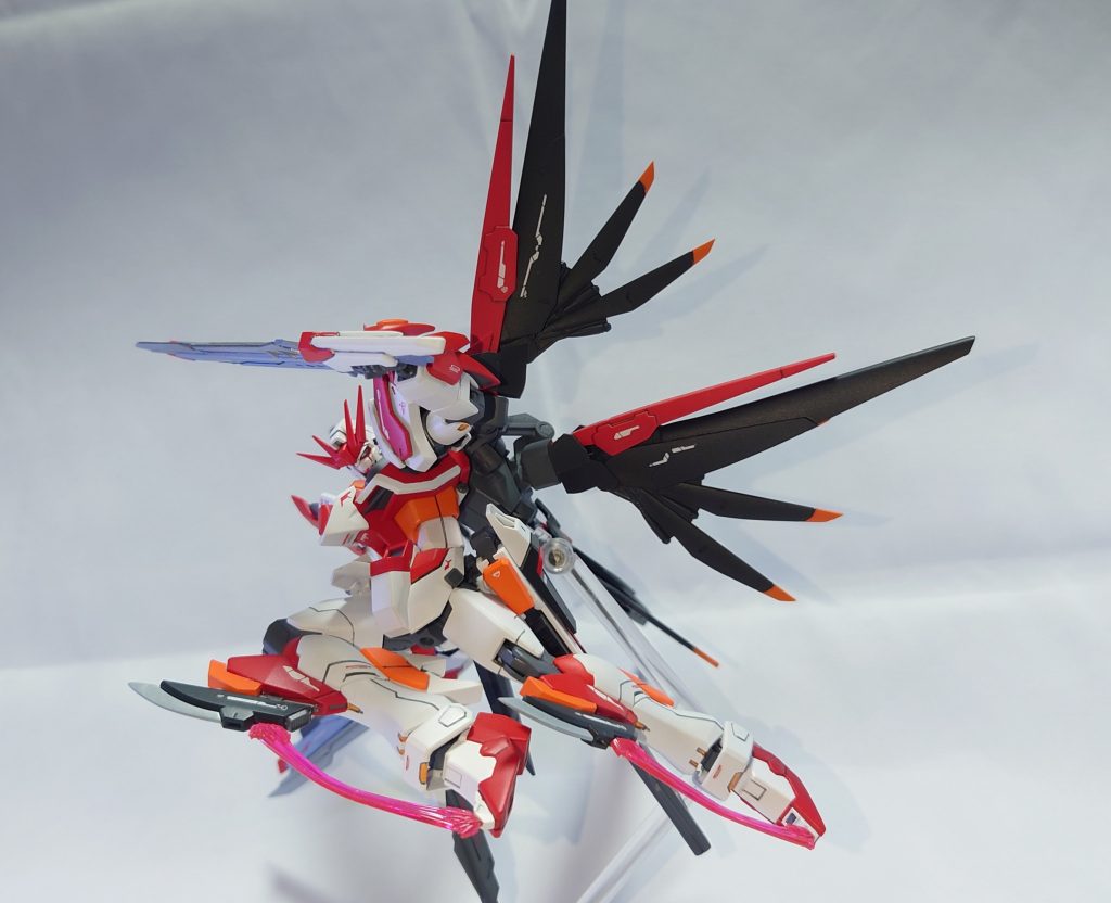 武装3 『高エネルギービーム砲』名前のまま。手を使わずに撃てる高火力の中距離砲。武装4 『ヴィーザル』膝の刃〜爪先にかけてのビーム刃発生装置、武装部分の総称。ビーム刃は膝と爪先を結び脛前に展開するものと爪先に発振する2種類の展開が可能。