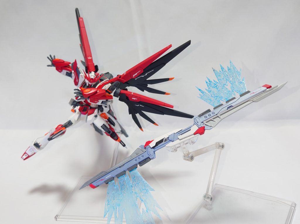 メイン武装 『アネモイ』推進機付きの中型剣。ヒットアンドアウェイを得意とする本機のメインウェポン。高い機動力から繰り出す斬撃はそれだけでも十分な破壊力を持つが、斬撃の瞬間にさらに剣を加速させ一撃の破壊力を高める。