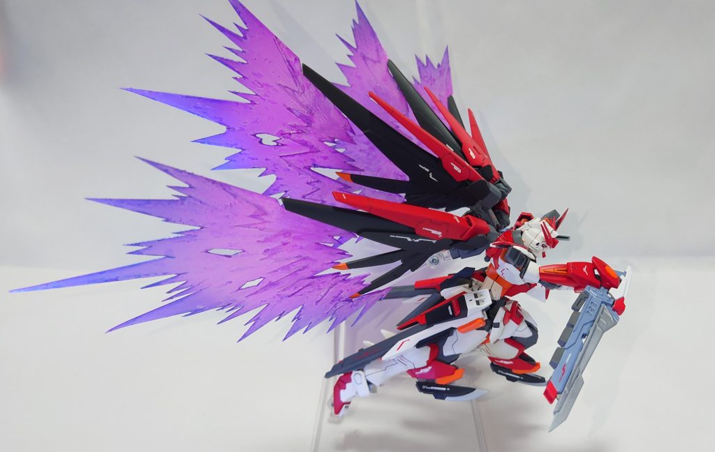 『フルアヘッドスタイル』翼を全て上部にまとめ、より高速な直線移動に特化した形態。小回りが効かなくなり、動きも単調にはなるがそのスピードとそれにより跳ね上がる破壊力は凄まじいものになる。ちなみに基本形態は『フリーリィスタイル』