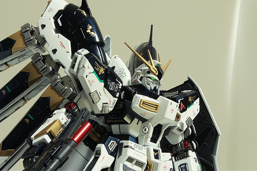 カメラアイや装甲の隙間に蛍光グリーン