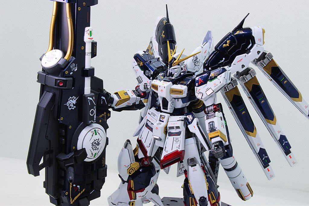 フレーム部と白はつや消し他は光沢、デカールは複数の物を使用しフレーム以外ほぼ全てのパーツに貼ってあります