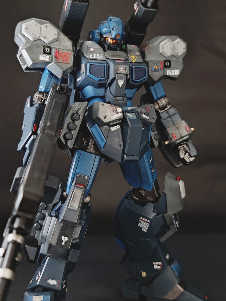 先に作ったジェスタ2機とは違い、ワッツが乗るのは支援用のキャノンタイプ。ということで、重厚感を演出できるようにアーマー部分はこだわって塗り直しました。水性ブラックサーフェイサーを下地に塗り、その後にパーツ毎に濃さの違う2色の灰色で塗分けて、最後にいつものウェザリングマスターのススでお化粧しています。このあたり、今まで培った経験が十分に活きました。