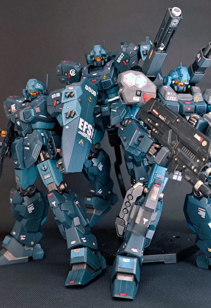 作るのも一苦労でしたが、撮影も大変でした・・。ポーズを考えて、3機同時に画角に入る構図を探り、イマイチだったらやり直し。始めた頃よりもプラモ作りが上手くなったのはもちろんですが、実は写真も勉強してきました。プラモ作りよりも写真の方が上手くなった実感があります。思わぬ副産物です(笑)