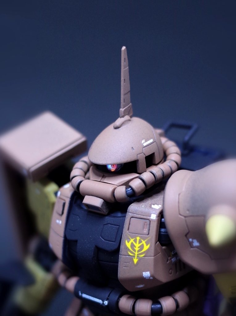 特徴的な頭頂部アンテナ丸い半楕円のランナーを削り、基礎部分を製作